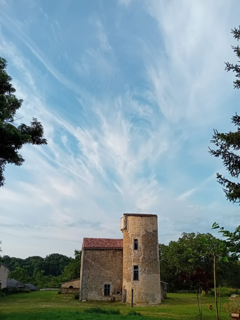 Un visage dans les nuages au-dessus du château